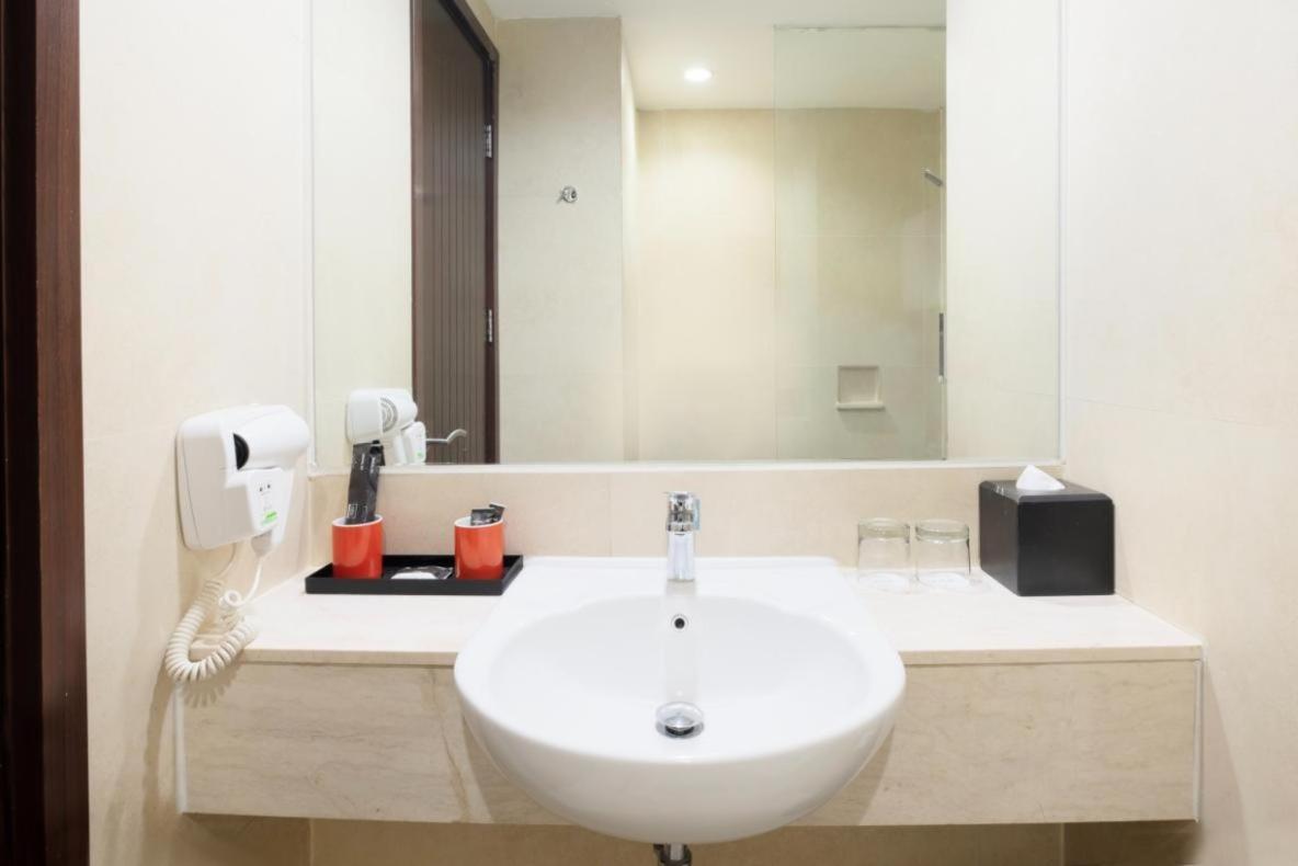 Hotel Neo Cirebon By Aston Экстерьер фото